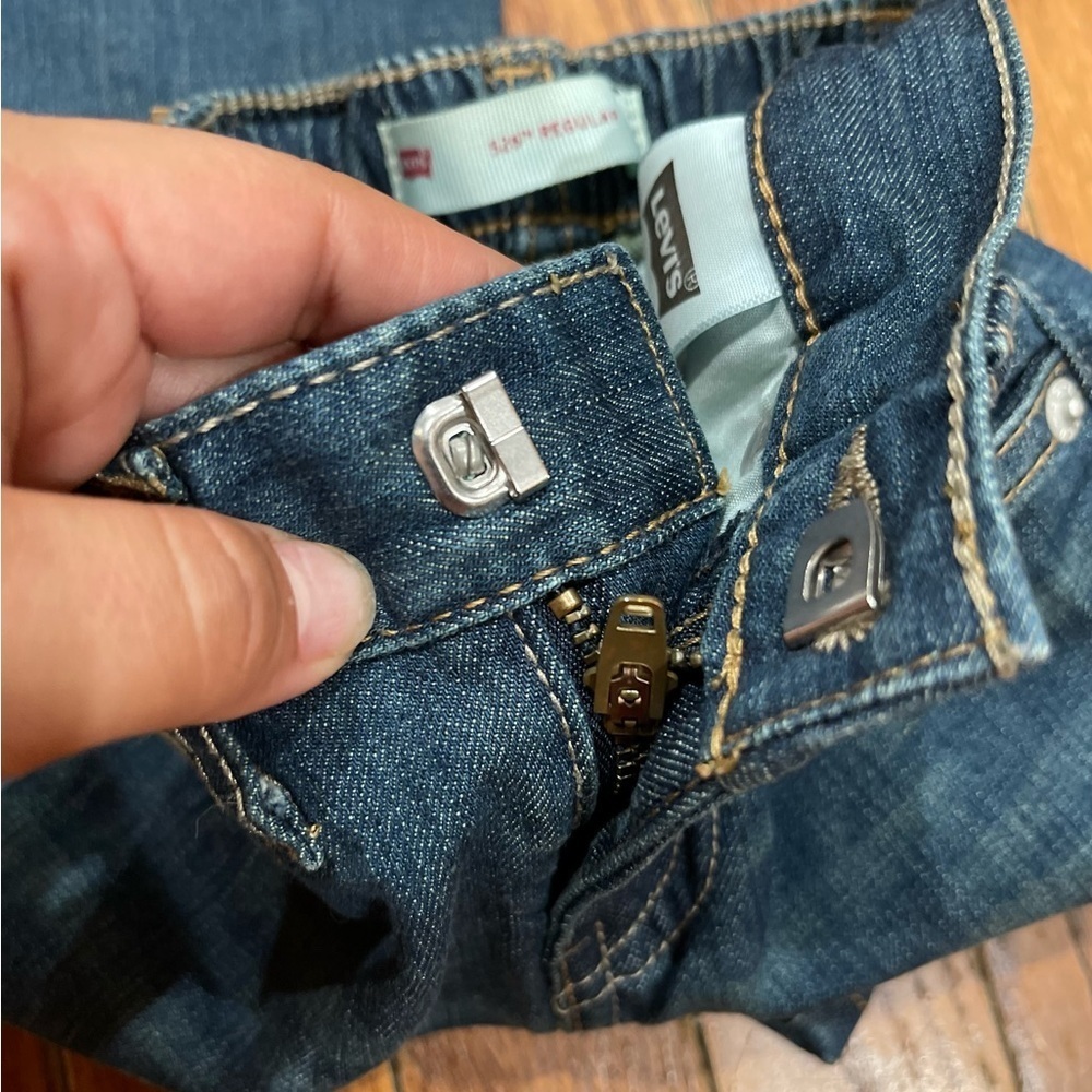 Levi's Classic Blue Denim Jeans - Picture 3 of 10